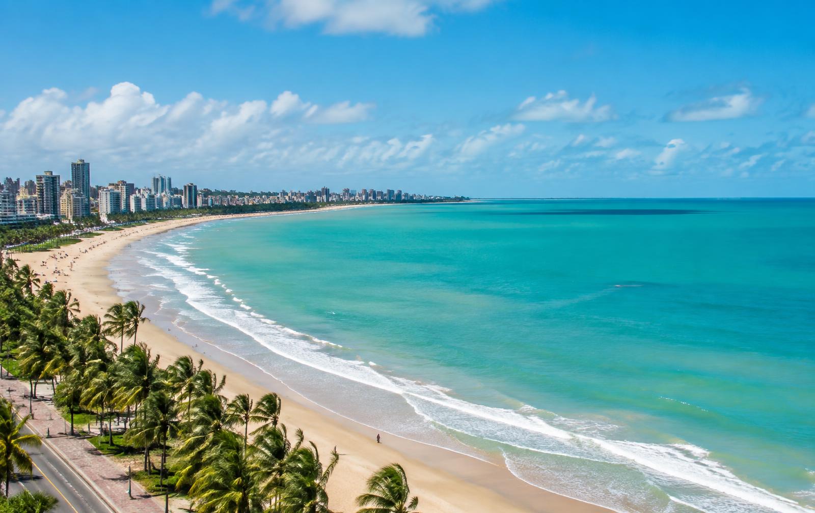 Orla de João Pessoa com mar azul e coqueiros