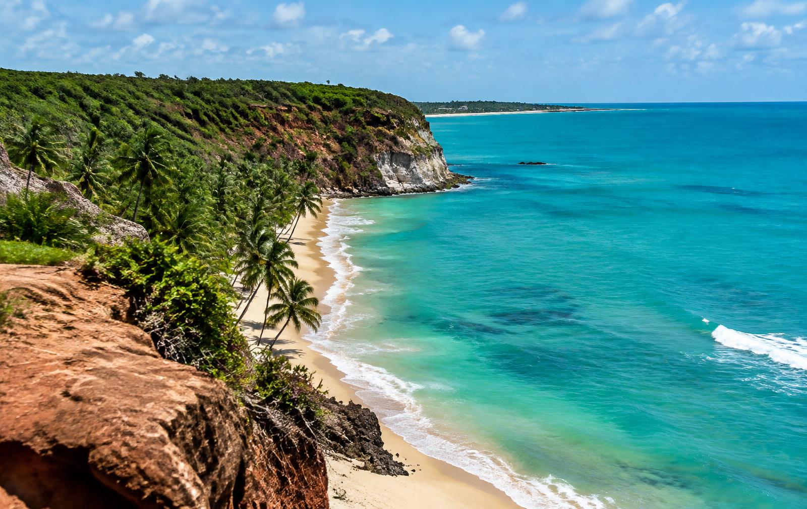 Falésias e mar da Praia de Coqueirinho