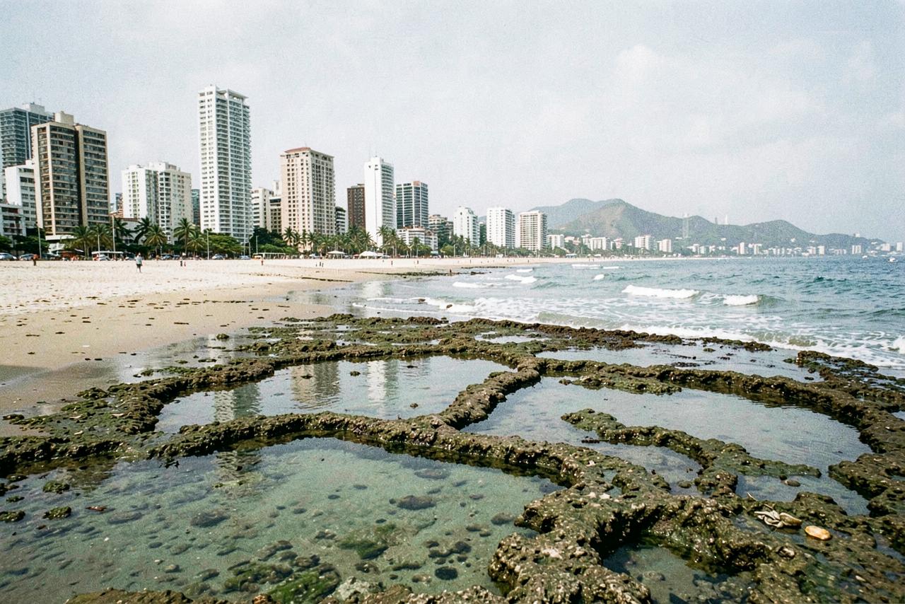 Praia de Boa Viagem com piscinas naturais no Recife