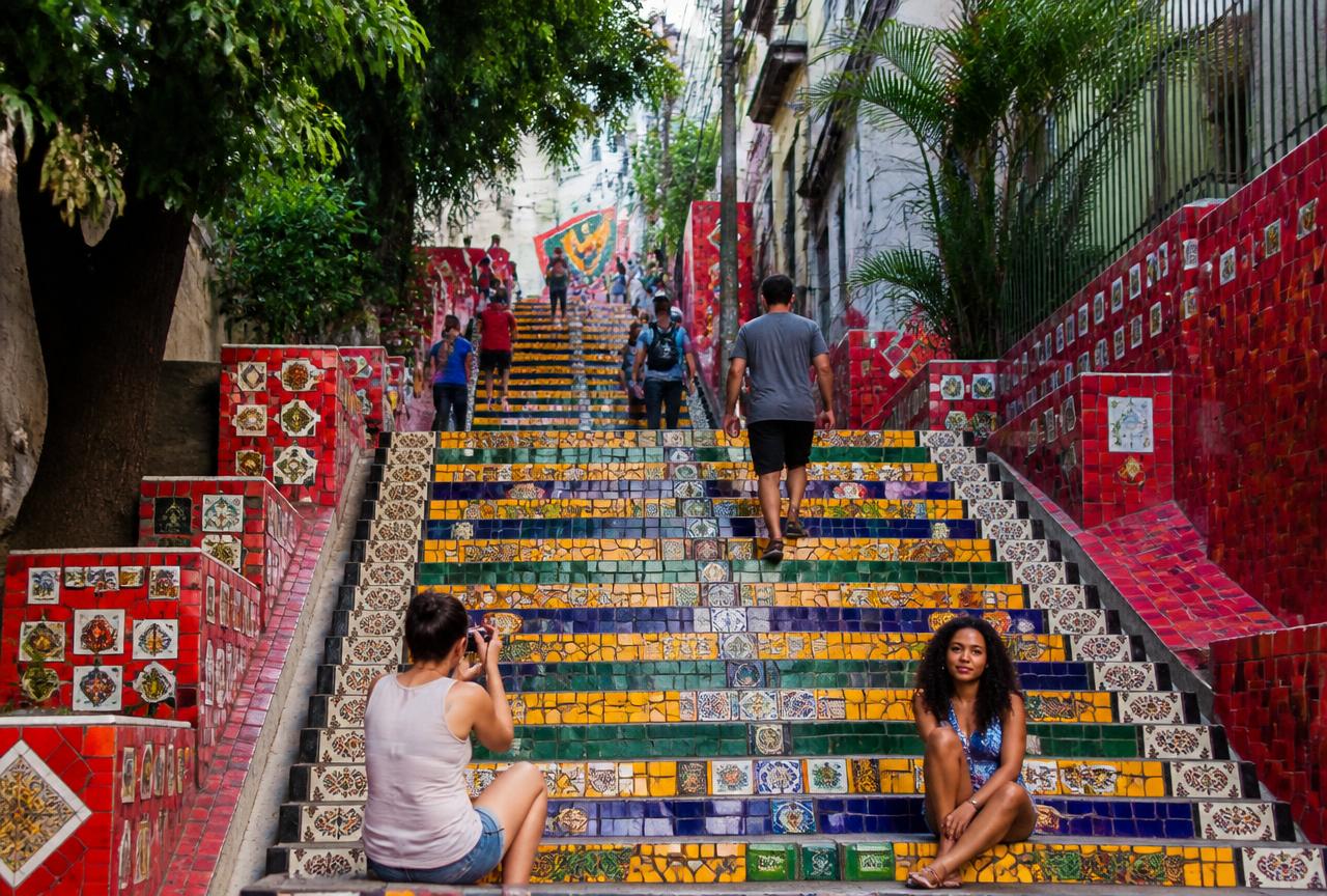 Escadaria Selarón com azulejos coloridos no Rio de Janeiro